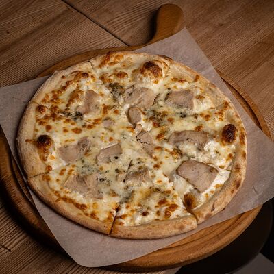 Пицца индейка дор блю 30 см в Polla Vina по цене 795 ₽