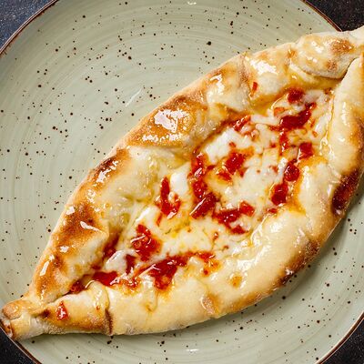 Открытый пирог с чоризо и мёдом в Макароны по цене 790 ₽