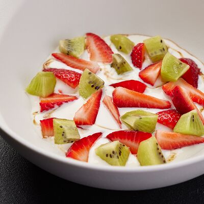 Клубника со сметаной и киви в По Чесноку по цене 327 ₽