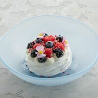 Павлова со свежими ягодами и ванильным кремом в Птичий Двор
