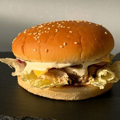Чикен чизбургер в Doner Kebab Family по цене 320 ₽