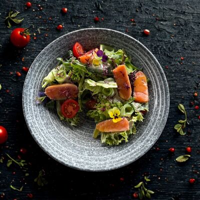 С татаки из лосося в Траттория Ла Вилла по цене 935 ₽