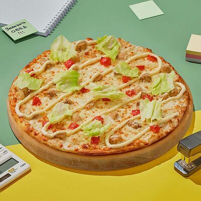 Пицца Цезарь на тонком тесте 30 см в Dostaевский по цене 803 ₽