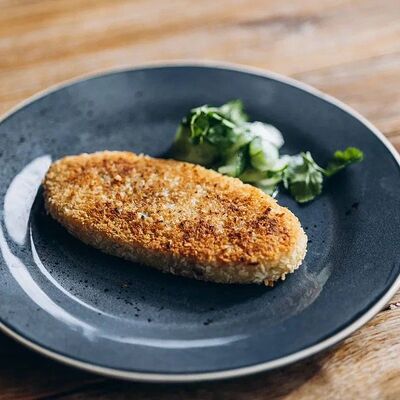 Кебаб из картофеля с маринованными огурцами в Мацони по цене 450