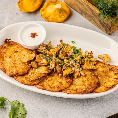 Драники с лисичками и копченой сметаной в АндерСон по цене 590 ₽