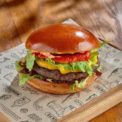 Чизбургер с печеным перцем и котлетой из мраморной говядины в BBQ Beer Restaurant по цене 940 ₽