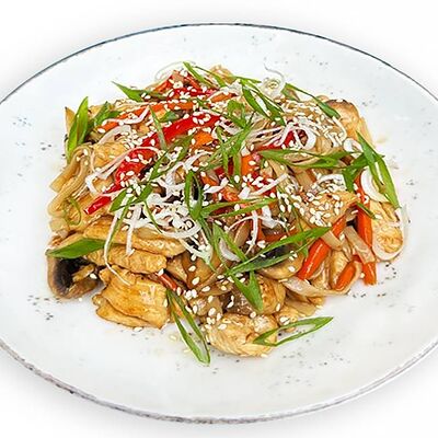 Лапша удон с курицей и грибами в Золотая вобла по цене 650 ₽