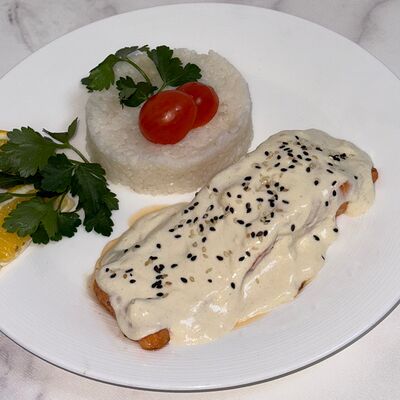 Лосось по-никольски в сливочном соусев Сказка lounge по цене 1520 ₽