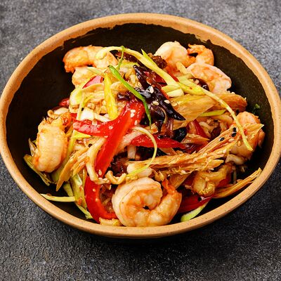 Теплый салат с тигровой креветкой в Sushi & More по цене 470 ₽