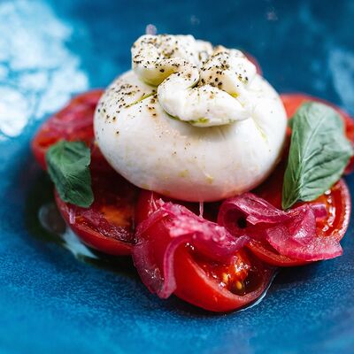 Буррата с томатами и аджикой в Потроха по цене 649