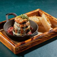 Баклажаны на гриле с томатами и моцареллой в Juno