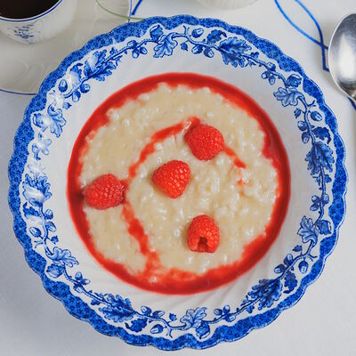 Каша рисовая с малиной на кокосовом молоке в Сыроварня по цене 790 ₽