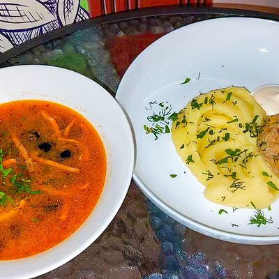 Солянка и Куриная котлета с картофельным пюре (Бизнес-ланч) Хит 2025 года в Travelers Coffee по цене 750 ₽