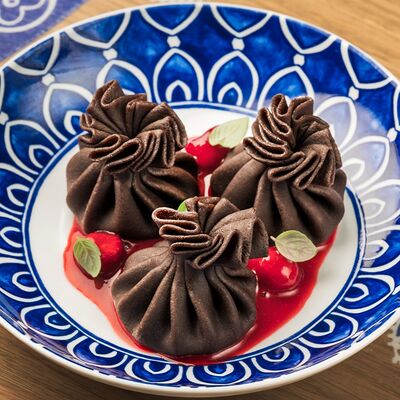 Шоколадные хинкали в стиле моти, крем с маком и вареной сгущенкой, малина в Дзеими по цене 468 ₽