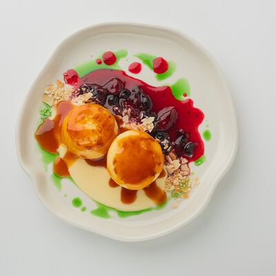 Сырники с ягодным соусом в Неспешник по цене 675 ₽