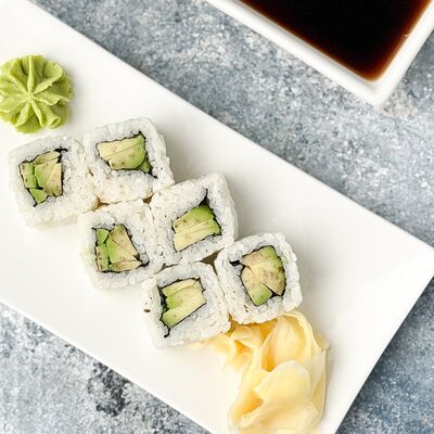 Ролл с авокадо в Food market skolkovo по цене 290 ₽