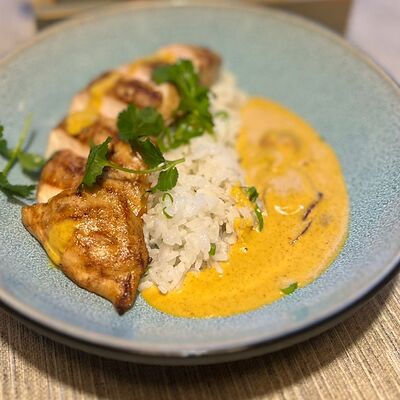 Запечённая куриная грудка с соусом карри в Аморино по цене 980 ₽