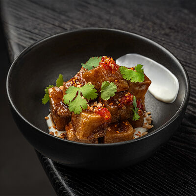 Хрустящий баклажан, копченый йогурт и чили-джем в Neoni по цене 690 ₽