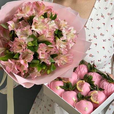 Букет из розовой альстромерии и набор клубники в шоколаде Molly в Florish по цене 4990 ₽