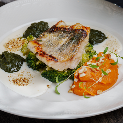 Судак с брокколи, пюре батата, сливочный соус, щавель в Съели Сумели по цене 1320 ₽