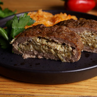 Рулет мясной с луком и яйцом в Борщ