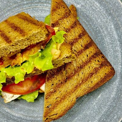 Сэндвич на ржаном с курицей и фирменным соусомв Coffee Room по цене 395 ₽