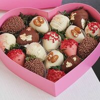 Клубника в шоколаде Сердце ассорти в Chococo