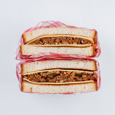 Сендвич с говядиной в 7:35 Заря & KitaEast по цене 550 ₽