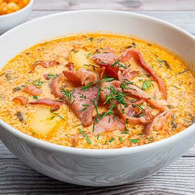 Чаудер сливочный суп с копчёностями в Yunga Tim Fish & Grill по цене 790 ₽