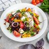 Салат греческий с фиолетовым луком, свежими овощами и сыром Фета в Topfoodcafe по цене 585