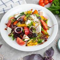 Салат греческий с фиолетовым луком, свежими овощами и сыром Фета в Topfoodcafe