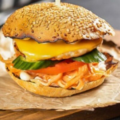 Бургер с куриной котлетой в Рестобар по цене 500 ₽