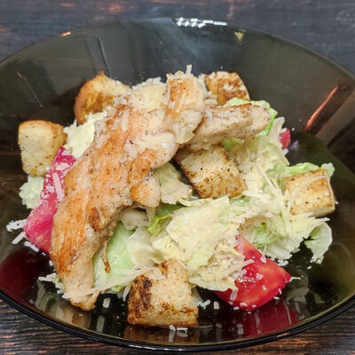 Салат Цезарь в Сытый лис по цене 380 ₽