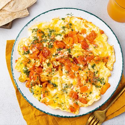 Яичница с помидорамив Лори кафе по цене 700 ₽