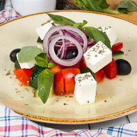 Салат Греческий в Луиджи & Тосё