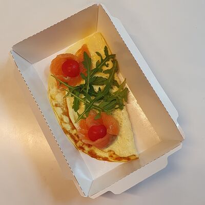 Омлет с лососем слабосоленым и руколойв Рент кафе по цене 390 ₽