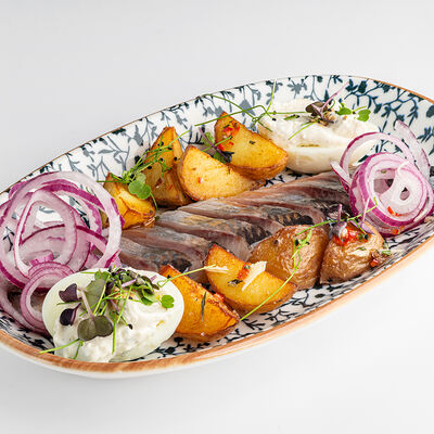 Сельдь с картофелем и фаршированным яйцом в Муссоны по цене 720 ₽