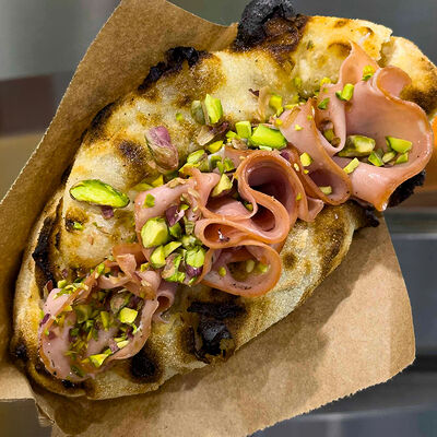 Мортаделла, моцарелла и фисташки в Пико пицца по цене 500 ₽