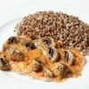 Куриное филе, запеченное с грибами и гречкой в Фитнес меню по цене 365