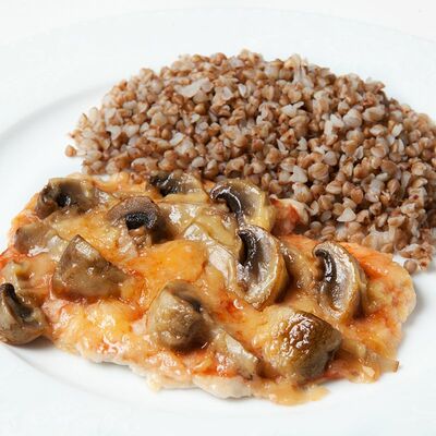 Куриное филе, запеченное с грибами и гречкой в Фитнес меню по цене 365 ₽