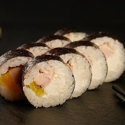 Ролл Тори фурай в Sushi & Roll по цене 270 ₽