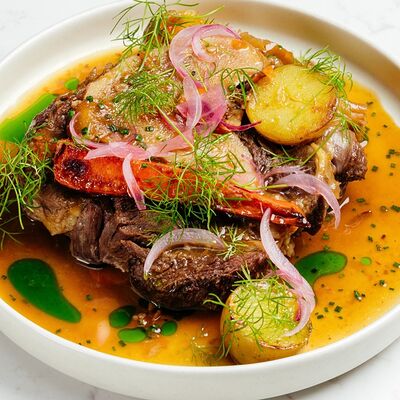 Оссобуко с овощами и солодовым соусом в Hello Wine по цене 1100 ₽