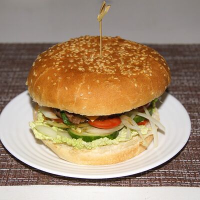 Бургер с телятиной в Шашлыки & Пироги по цене 370 ₽