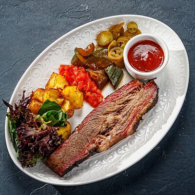 Грудинка говяжья из коптильни с картофелем бебив Этажи по цене 1200 ₽