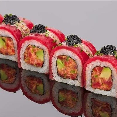 Ролл из тунца еллоуфин с тобико и ореховым соусом в Bluefin по цене 2420 ₽