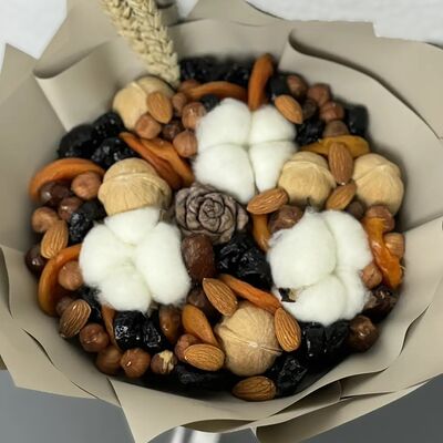 Букет из сухофруктов и орехов с хлопком и кедровой шишкой в Buketonline - Съедобные букеты и клубника в шоколаде по цене 3289 ₽