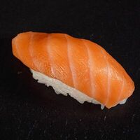 Суши с лососем в XFood