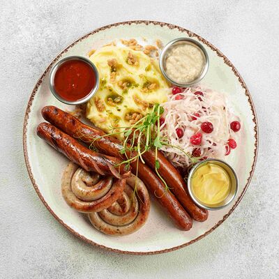 Сет колбасок гриль (из свинины, свинины и говядины с сыром, пикантные из курицы с картофельным пюре и квашеной капустой) в Pitnica по цене 1830 ₽