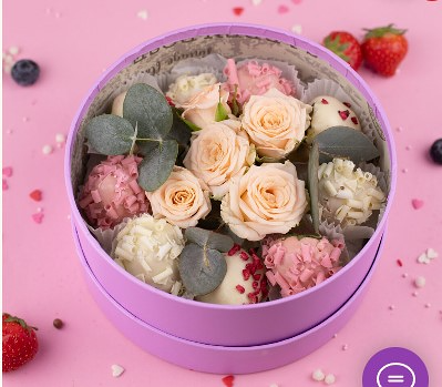 Клубника в белом бельгийском шоколаде с цветами в шляпной коробке в Пышно Расцвели по цене 2800 ₽