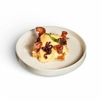Вафли с беконом и яйцом пашот в TOAST CAFE